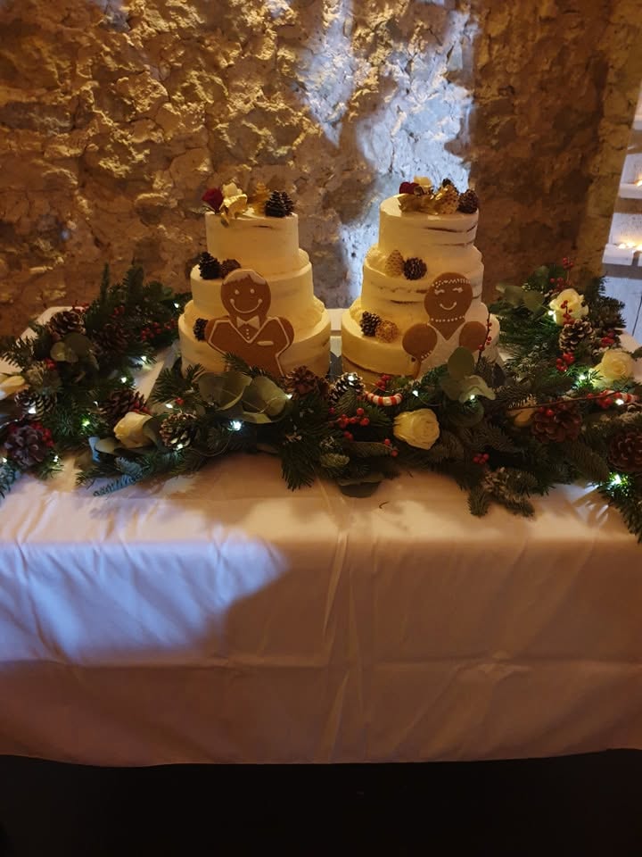 Pièces montées de mariage décorées avec gâteau époux et épouse