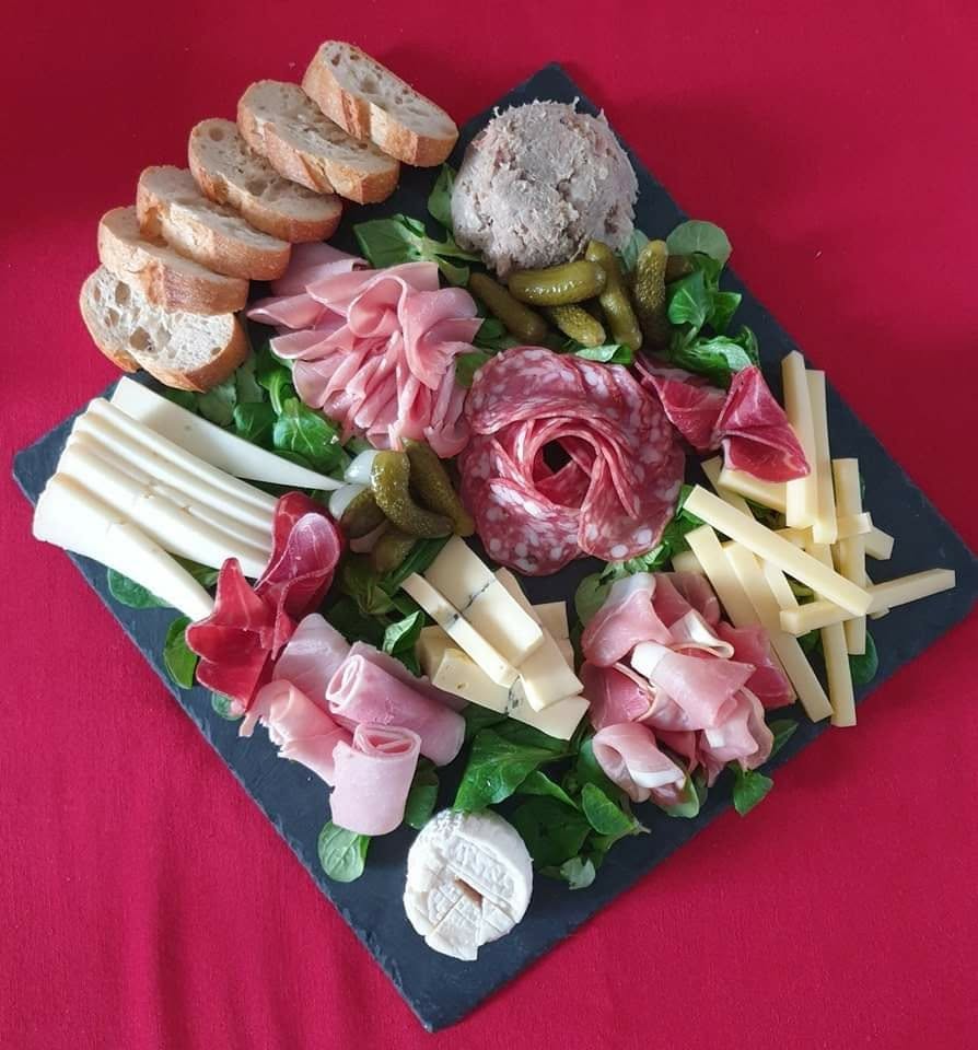 Planche apéritive avec charcuteries, fromages et baguette